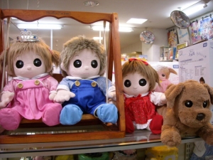 おもちゃのジャンボの夢の子店員、ネルルちゃん、ユメル君、ミルルちゃん、ダッキーです。皆さん会いに来てね。待ってまーす
